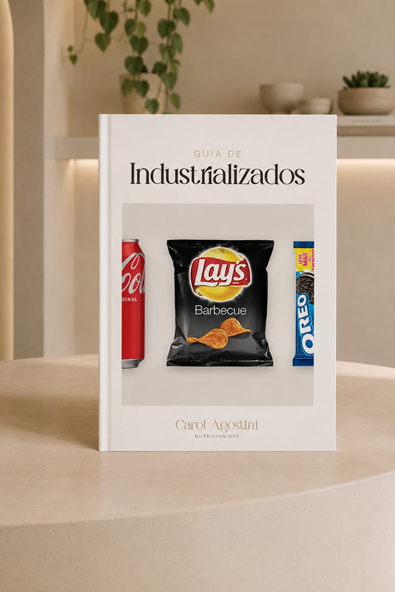 Guia de industrializados da Carol Agostini em pé sobre a mesa