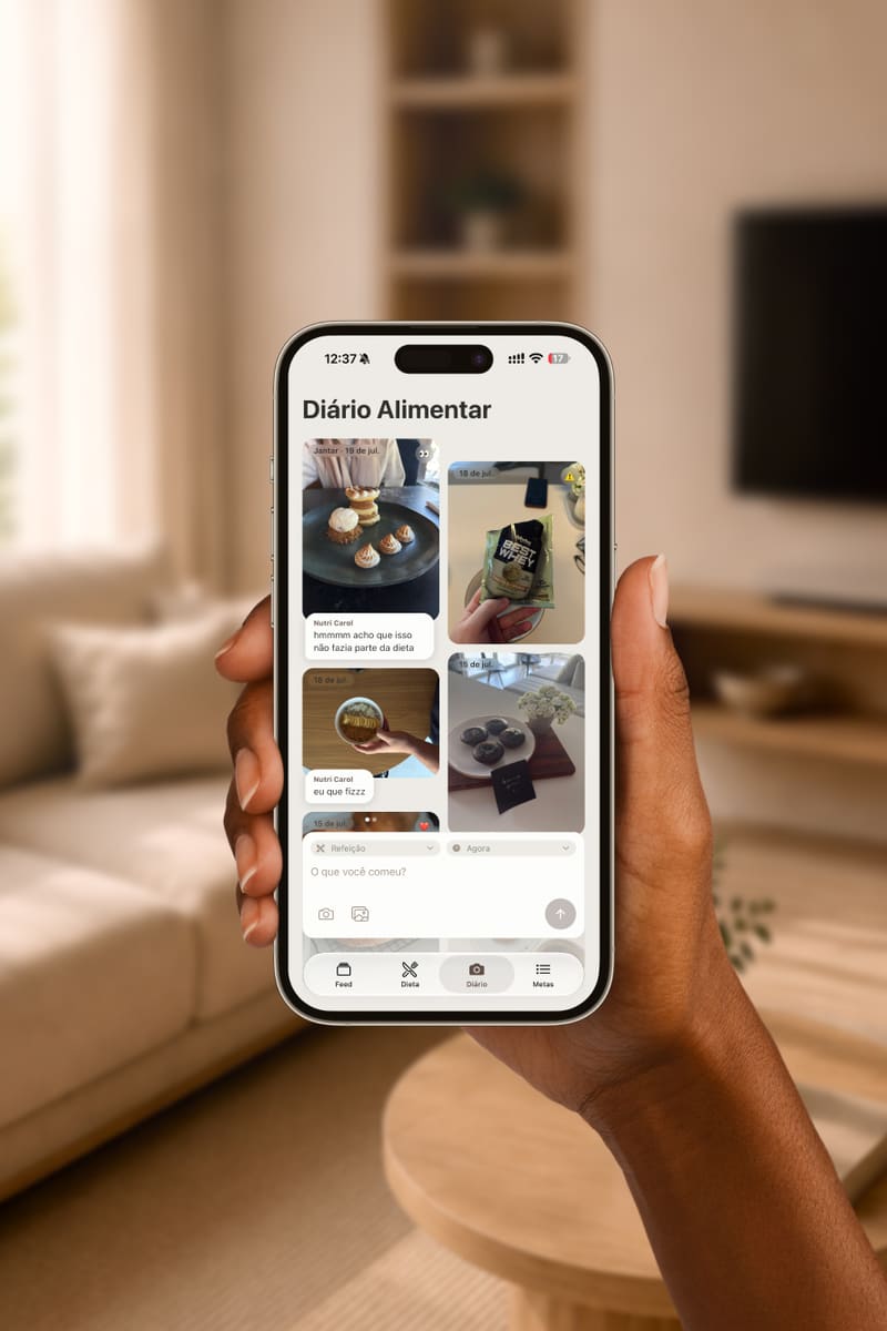 Paciente usando o app de diário alimentar no celular